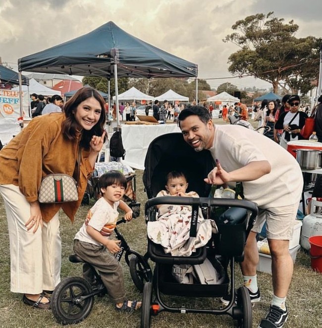 Tinggal di Australia, Acha Sinaga bersama suami juga tetap menjalankan kewajibannya sebagai WNI. Bahkan Acha mengajak serta kedua anaknya ikut ke TPS. Foto: Instagram