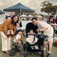 Tinggal di Australia, Acha Sinaga bersama suami juga tetap menjalankan kewajibannya sebagai WNI. Bahkan Acha mengajak serta kedua anaknya ikut ke TPS. Foto: Instagram