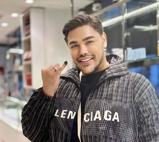 Ikut Pemilu di Paris, Ivan Gunawan juga tak mau ketinggalan memamerkan jari bertintanya. Sambil tersenyum ke arah kamera, Ivan memperlihatkan kelingkingnya yang sudah terkena tinta Pemilu. Foto: Instagram