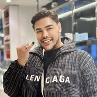 Ikut Pemilu di Paris, Ivan Gunawan juga tak mau ketinggalan memamerkan jari bertintanya. Sambil tersenyum ke arah kamera, Ivan memperlihatkan kelingkingnya yang sudah terkena tinta Pemilu. Foto: Instagram