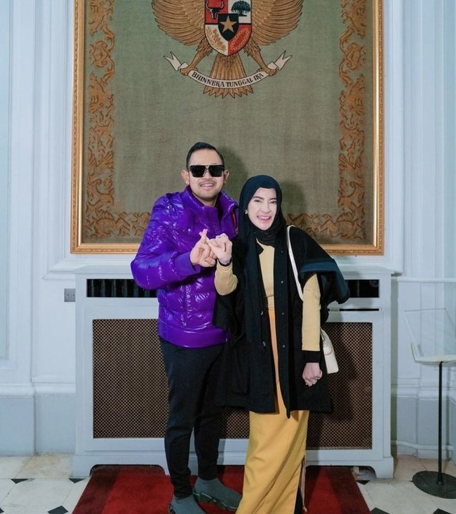 Pemilik Juragan 99, Gilang dan istrinya, Shandy Purnamasari juga tampak mengikuti Pemilu di Paris. Keduanya terlihat kompak berpose bersama memamerkan jari kelingkingnya yang sudah terkena tinta Pemilu. Foto: Instagram