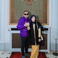 Pemilik Juragan 99, Gilang dan istrinya, Shandy Purnamasari juga tampak mengikuti Pemilu di Paris. Keduanya terlihat kompak berpose bersama memamerkan jari kelingkingnya yang sudah terkena tinta Pemilu. Foto: Instagram