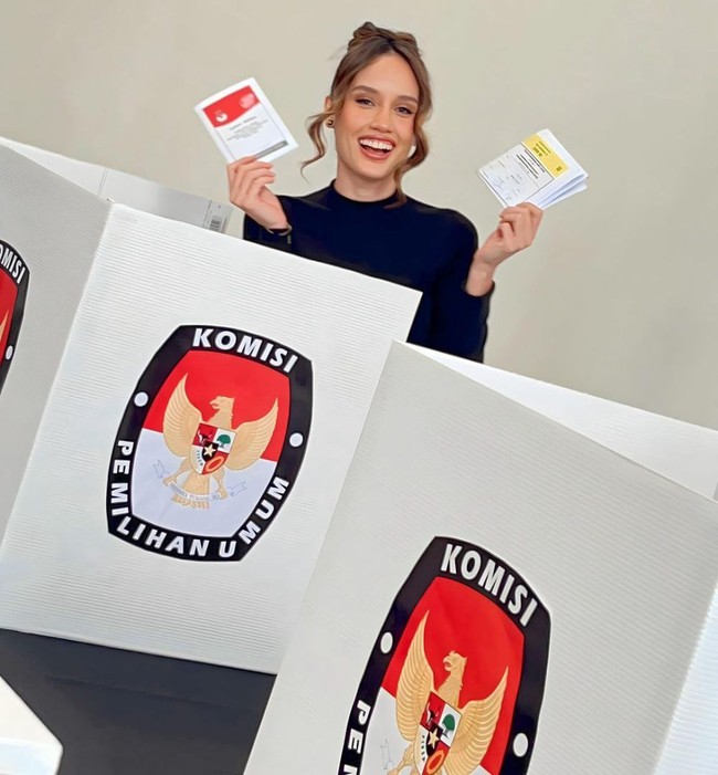 Artis cantik Cinta Laura rupanya juga sudah nyoblos duluan di New York. Mengenakan baju lengan panjang berwarna hitam, Cinta berpose di balik bilik pencoblosan dengan memegang surat suara dan tersenyum sumringah ke kamera. Foto: Instagram