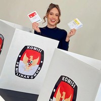 Artis cantik Cinta Laura rupanya juga sudah nyoblos duluan di New York. Mengenakan baju lengan panjang berwarna hitam, Cinta berpose di balik bilik pencoblosan dengan memegang surat suara dan tersenyum sumringah ke kamera. Foto: Instagram