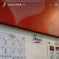 Sedang berada di Paris, Ria Ricis terlihat sudah nyoblos duluan di sana. Melalui Instagram Story pribadinya Ricis memamerkan momen ketika menjalani Pemilu di Paris. Foto: Instagram