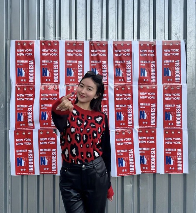 Tampil stylish mengenakan sweater bermotif dan celana hitam latex, Natasha Wilona memamerkan pose dengan jari bertinta setelah nyoblos. Diketahui Wilona sudah ikut pemilu duluan pada Sabtu (10/2/24) di New York. Foto: Instagram