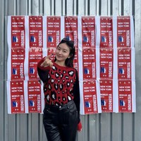 Tampil stylish mengenakan sweater bermotif dan celana hitam latex, Natasha Wilona memamerkan pose dengan jari bertinta setelah nyoblos. Diketahui Wilona sudah ikut pemilu duluan pada Sabtu (10/2/24) di New York. Foto: Instagram