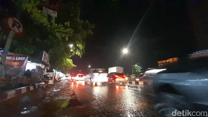 Arus lalu lintas di Jalan Sultan Alauddin Makassar ramai lancar..