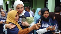 Anggota DPRI RI Komisi IX dari Fraksi PKB ini semakin disenangi oleh masyarakat sekitar berkat kedekatan dan kepeduliannya terhadap anak-anak dan juga ibu-ibu dengan selalu memberikan edukasi kesehatan salah satunya terkait dengan Langkah mencegah gizi buruk pada anak (Stunting) dan juga ibu hamil. Serta edukasi lainnya tentang kesehatan dan kebersihan.