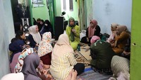 Tidak hanya itu saja, Arzeti Bilbina juga banyak melakukan aksi dalam membantu masyarakat sekitar. Selama dua periode di DPR RI, ia selalu ingat dengan kebaikan masyarakat Surabaya dan Sidoarjo kepadanya, sehingga ia sulit untuk melupakannya. Terlebih lagi, menurutnya masih banyak pekerjaan rumah (PR) yang harus dilakukannya untuk masyarakat Surabaya dan Sidoarjo. 