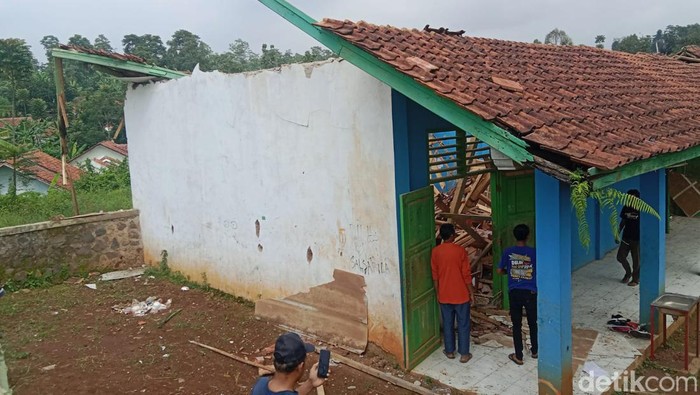 Atap Mts yang ambruk di Sumedang