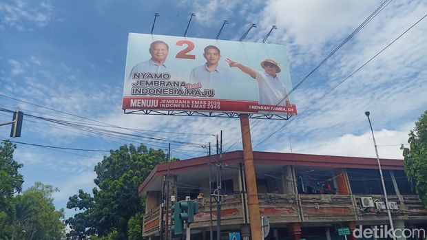 Baliho capres-cawapres nomor urut 02 Prabowo-Gibran masih terpasang di depan Pasar Ijo Gading, Jembrana, Senin (12/2/2024).