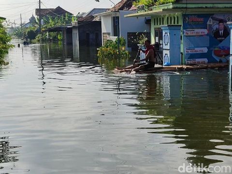 Banjir di Desa Undaan Lor, Kecamatan Karanganyar, Kabupaten Demak, belum surut. Ketinggian air berkisar 40 sentimeter hingga 2 meter, Senin (12/2/2024).