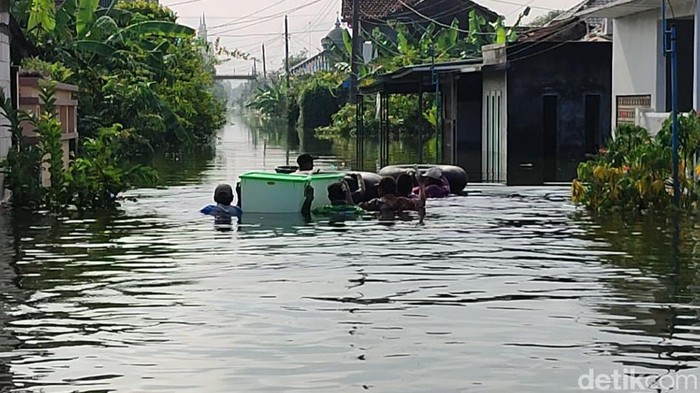 Banjir di Desa Undaan Lor, Kecamatan Karanganyar, Kabupaten Demak, belum surut. Ketinggian air berkisar 40 sentimeter hingga 2 meter, Senin (12/2/2024).