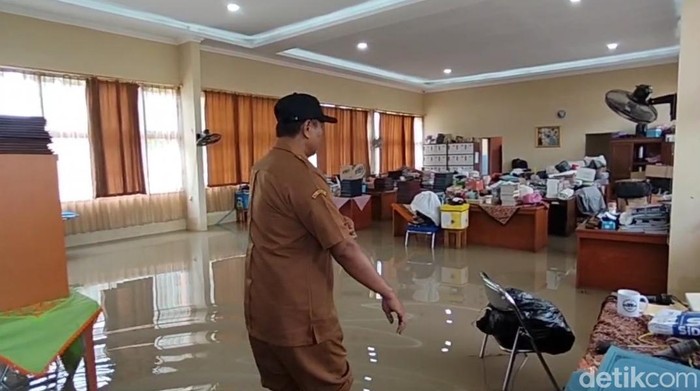 Banjir rendam SMAN 1 Pabedilan Cirebon.