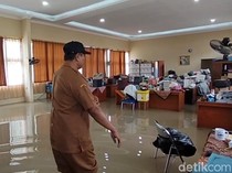 Siswa Diliburkan gegara Banjir Rendam SMAN 1 Pabedilan Cirebon