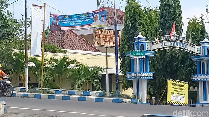 Banner hingga billboard paslon capres-cawapres masih nangkring di jalanan utama Sampang
