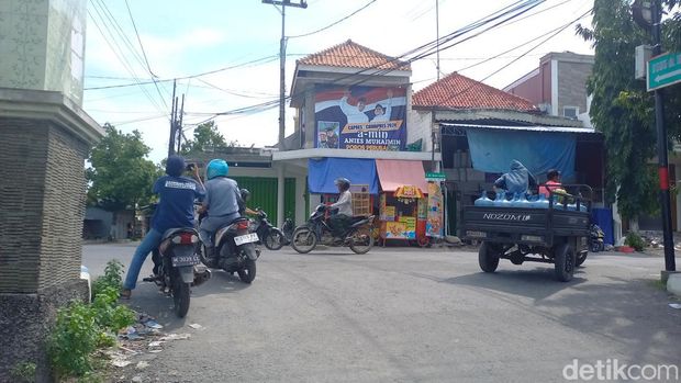 Banner hingga billboard paslon capres-cawapres masih nangkring di jalanan utama Sampang