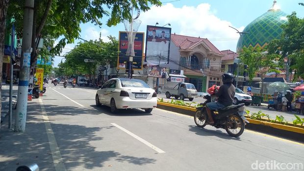 Banner hingga billboard paslon capres-cawapres masih nangkring di jalanan utama Sampang