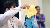 Polisi menunjukkan baju renang yang dipakai Dante saat dirinya meninggal di kolam renang.
