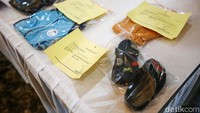 Barang bukti lain yang ditampilkan adalah sandal.