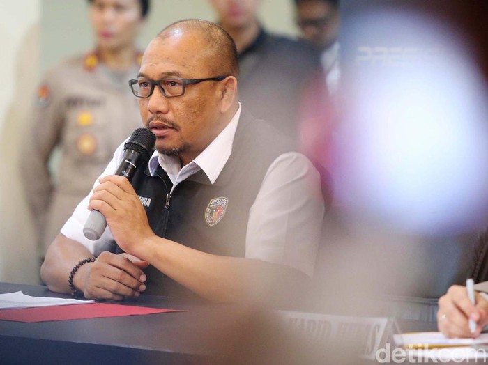 Polisi menggelar jumpa pers kasus kematian Dante (6) anak dari artis Tamara Tyasmara yang diduga dibunuh Yudha Arfandi. Barang bukti juga ditampilkan.