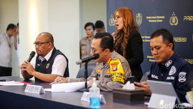 Polisi menggelar jumpa pers kasus kematian Dante (6) anak dari artis Tamara Tyasmara yang diduga dibunuh Yudha Arfandi. Barang bukti juga ditampilkan.