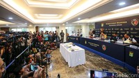 Polda Metro Jaya menunjukkan barang bukti dalam jumpa pers perkembangan terbaru terkait kasus kematian Dante (6), anak Tamara Tyasmara, Senin (12/2/2024).