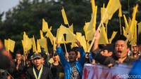 Dalam aksinya, mereka membawa bendera kuning. 