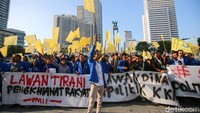 Sejumlah mahasiswa dari elemen Pergerakan Mahasiswa Islam Indonesia (PMII) berunjuk rasa Melawan Tirani Pemerintahan Jokowi di Bundara HI, Jakarta, Senin (12/02/2024).