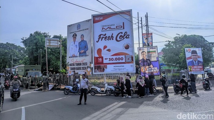 Bawaslu dan Satpol PP Bone membersihkan APK di Kota Watampone.