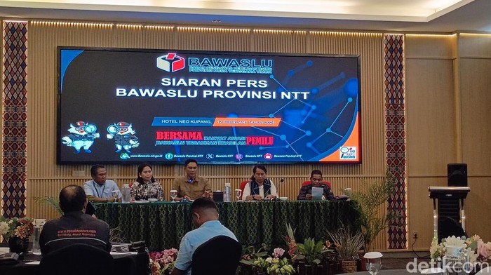 Konferensi pers Bawaslu NTT terkait TPS rawan. (Simon Selly/detikBali)