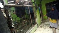 Warga menunjukkan tembok dan lantai rumah yang retak akibat bencana tanah bergerak di Desa Kajen, Lebaksiu, Tegal, Jawa Tengah, Senin (12/2/2024).