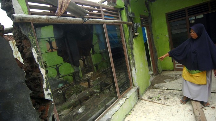 Bencana tanah bergerak di Tegal Warga menunjukkan tembok dan lantai rumah yang retak akibat bencana tanah bergerak di Desa Kajen, Lebaksiu, Tegal, Jawa Tengah, Senin (12/2/2024). Menurut pemerintah desa setempat sebanyak 40 unit rumah rusak berat dan ringan serta warga yang tinggal di delapan rumah direlokasi karena rumahnya hancur. ANTARA FOTO/Oky Lukmansyah/nym.