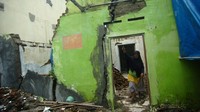 Menurut pemerintah desa setempat sebanyak 40 unit rumah rusak berat dan ringan serta warga yang tinggal di delapan rumah direlokasi karena rumahnya hancur.
