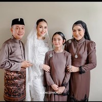 Bilqis diketahui merupakan putri Ayu dari pernikahan terdahulunya dengan Enji Baskoro. Sudah semakin dewasa, Bilqis tampil cantik dan anggun mengenakan gaun senada dengan keluarganya. Foto: Instagram/@mom_ayting92_