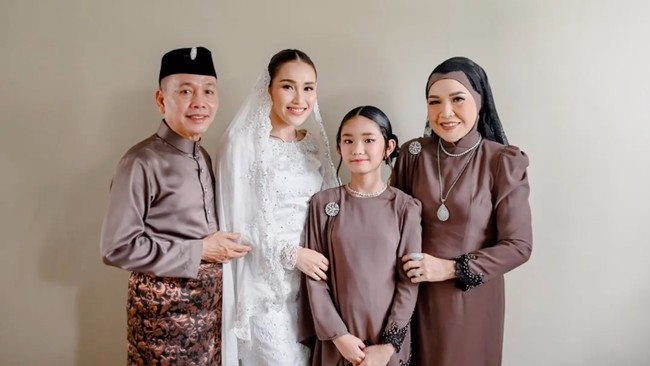 Bilqis diketahui merupakan putri Ayu dari pernikahan terdahulunya dengan Enji Baskoro. Sudah semakin dewasa, Bilqis tampil cantik dan anggun mengenakan gaun senada dengan keluarganya. Foto: Instagram/@mom_ayting92_
