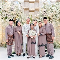 Bilqis tampil cantik dengan riasan wajah minimalis. Rambutnya tampak simpel dicepol ke belakang dengan menyisakan poni panjang di sisi kiri dan kanan rambut. Foto: Instagram/@mom_ayting92_