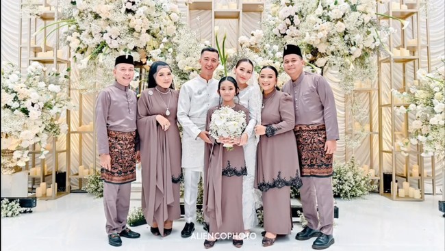 Bilqis tampil cantik dengan riasan wajah minimalis. Rambutnya tampak simpel dicepol ke belakang dengan menyisakan poni panjang di sisi kiri dan kanan rambut. Foto: Instagram/@mom_ayting92_