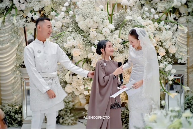 Lahir pada 28 Desember 2013, saat ini Bilqis berusia 10 tahun. Putri Ayu Ting Ting itu bahkan terlihat sempat membacakan puisi spesial untuk sang bunda. Foto: Instagram/@mom_ayting92_