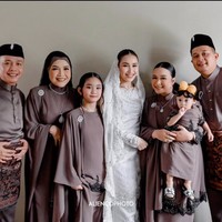 Setia menemani sang bunda, ekspresi bahagia di wajah Bilqis pun terpancar jelas. Sebentar lagi dirinya akan segera memiliki ayah baru. Foto: Instagram/@mom_ayting92_