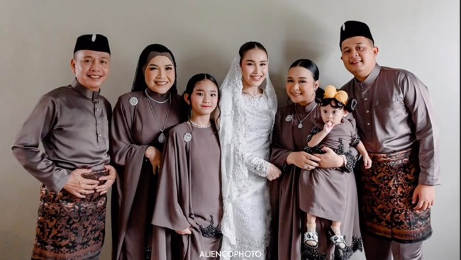 Setia menemani sang bunda, ekspresi bahagia di wajah Bilqis pun terpancar jelas. Sebentar lagi dirinya akan segera memiliki ayah baru. Foto: Instagram/@mom_ayting92_