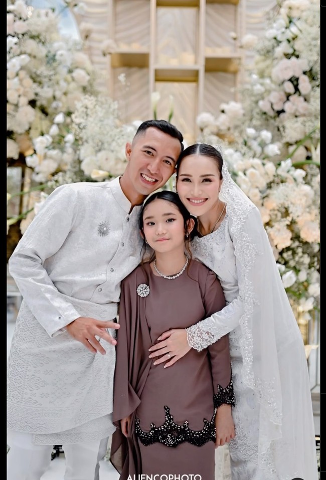 Lamaran Ayu dengan anggota TNI berpangkat Lettu itu digelar secara privat di kawasan Bogor, Jawa Barat. Sebentar lagi akan resmi menjadi keluarga baru, terlihat Bilqis, Ayu, dan calon suaminya itu sempat berpose bertiga. Foto: Instagram/@mom_ayting92_