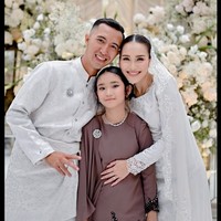 Lamaran Ayu dengan anggota TNI berpangkat Lettu itu digelar secara privat di kawasan Bogor, Jawa Barat. Sebentar lagi akan resmi menjadi keluarga baru, terlihat Bilqis, Ayu, dan calon suaminya itu sempat berpose bertiga. Foto: Instagram/@mom_ayting92_