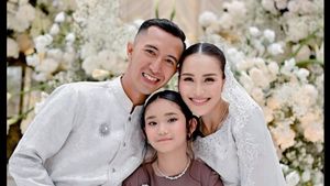6 Foto Bilqis Setia Temani Ayu Ting Ting Lamaran, Cantik Bermakeup Minimalis