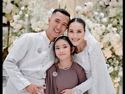 6 Foto Bilqis Setia Temani Ayu Ting Ting Lamaran, Cantik Bermakeup Minimalis