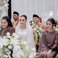 Ayu Ting Ting baru saja melangsungkan lamaran dengan pria bernama Muhammad Fardhana. Kehadiran sang putri tercinta, Bilqis Khumairah Razak yang setia menemani sang bunda tak kalah mencuri atensi. Foto: Instagram/@mom_ayting92_