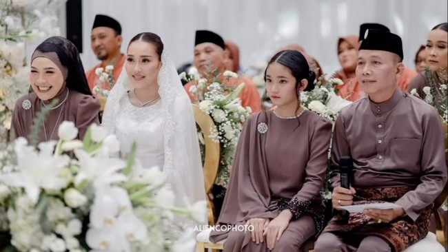 Ayu Ting Ting baru saja melangsungkan lamaran dengan pria bernama Muhammad Fardhana. Kehadiran sang putri tercinta, Bilqis Khumairah Razak yang setia menemani sang bunda tak kalah mencuri atensi. Foto: Instagram/@mom_ayting92_