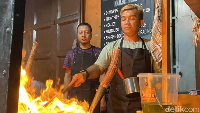 Bisnis mi goreng tulang di Sukabumi yang dirintis 3 sekawan.