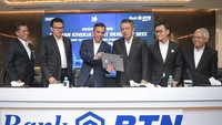 Direktur Utama BTN Nixon LP Napitupulu didampingi Wakil Direktur Utama BTN Oni Febriarto Rahardjo dan jajaran Direksi BTN saat Konferensi Pers Paparan Kinerja Keuangan BTN Tahun 2023 di Jakarta, Senin (12/2). Sepanjang tahun 2023, BTN berhasil menorehkan kinerja gemilang dengan membukukan laba bersih sebesar Rp3,5 triliun naik 15% dibandingkan perolehan tahun 2022 yang sebesar Rp3,04 triliun.